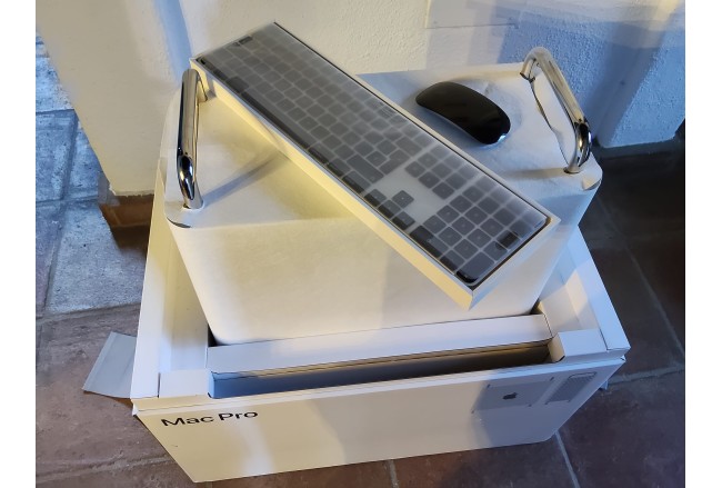 Mac Pro - Chip M2 Ultra  (CPU 24...